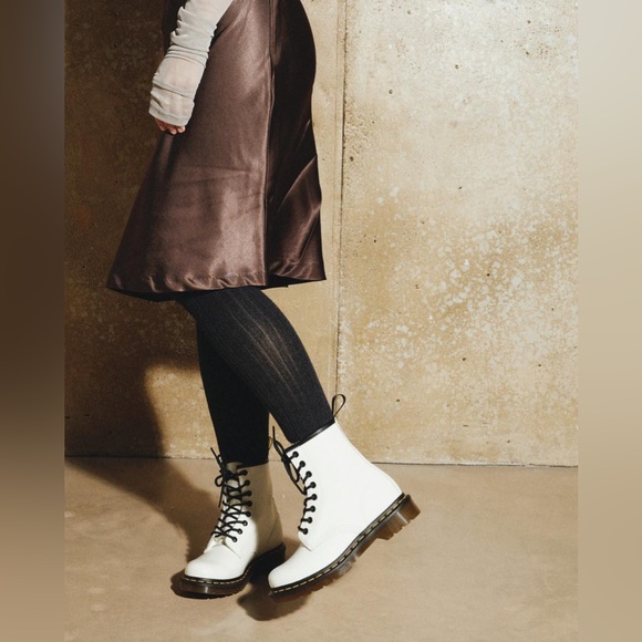 DR. MARTENS 1460 WOMEN'S SMOOTH LEATHER LACE UP BOOTS - Picture 6 of 16